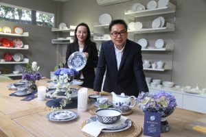 Tjandra Suwarto, Presiden Direktur Indo Porcelain (kanan) dan Vivi A. Angara, Managing Director Indo Porcelain